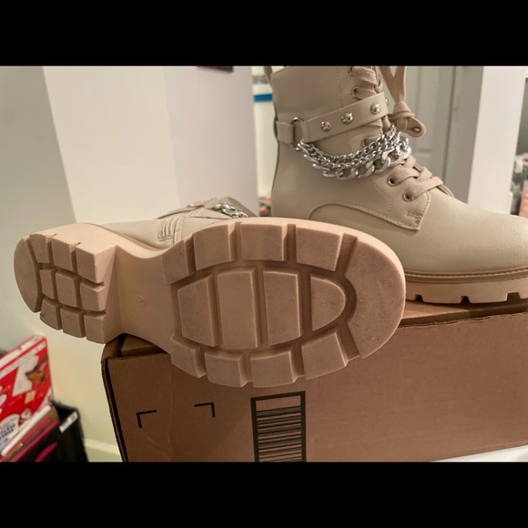 New boots with silver chains - Picture 2 of 3